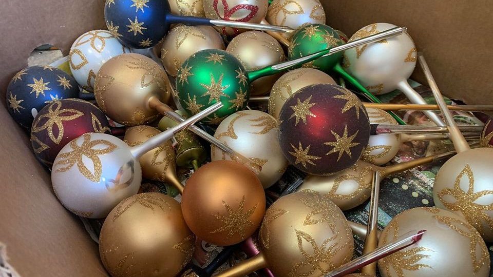 Výroba vánočních ozdob pro letošní svátky musí být ve Dvoře Králové nad Labem hotová do října