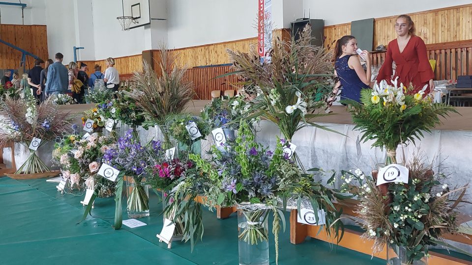 Přehlídka soutěžních kytic v tělocvičně Střední zahradnické  školy v Kopidlně