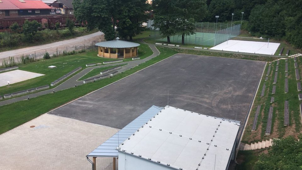 Na místě bývalého sportovního areálu Na Nivách v Trutnově stojí nové Středisko volného času