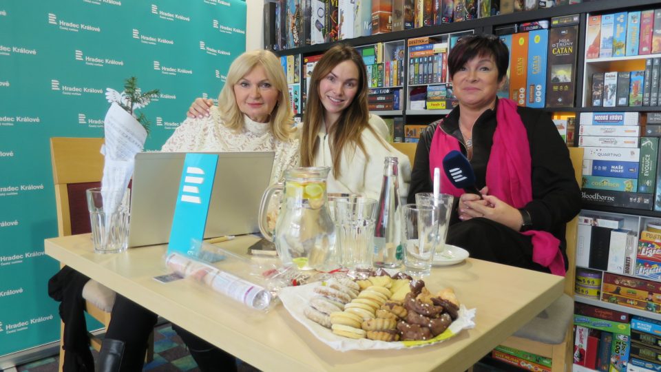 Zpěvačka Kamila Nývltová spolu s maminkou Ivetou jsou hosty Lady Klokočníkové v rozhlasové kavárně