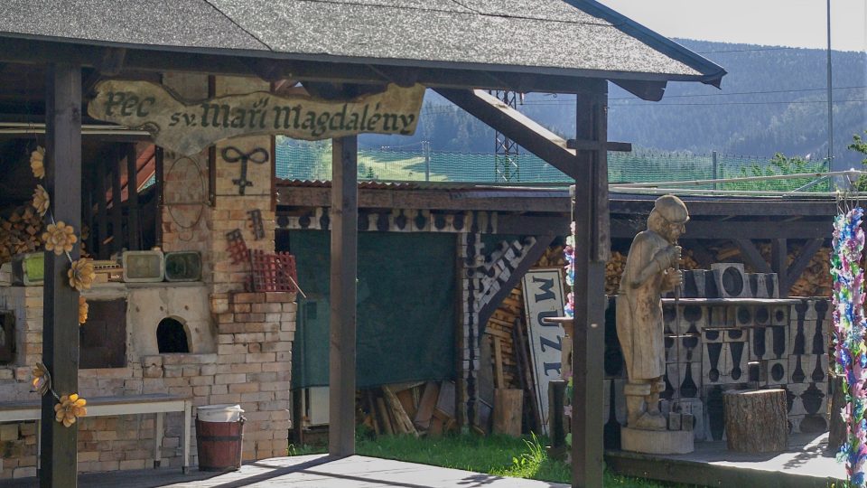 Pec sv. Maří Magdalény v Deštném je tradičním místem pro konání slavnosti Tavení skla dřevem