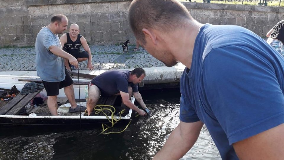 Dobrovolníci čistili s pomocí silného magnetu řeku Labe u Tyršova mostu v Hradci Králové