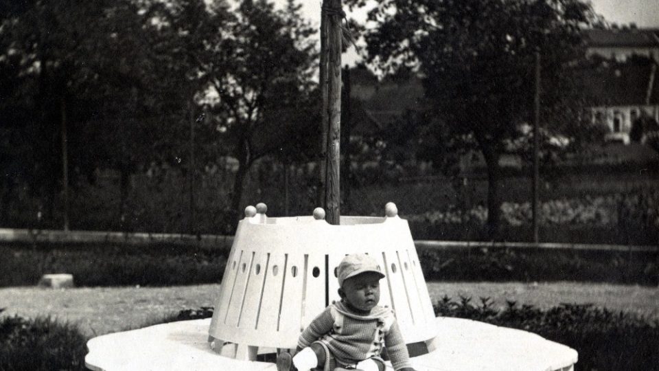 Ladislav Čerych na kruhové lavičce roku 1926