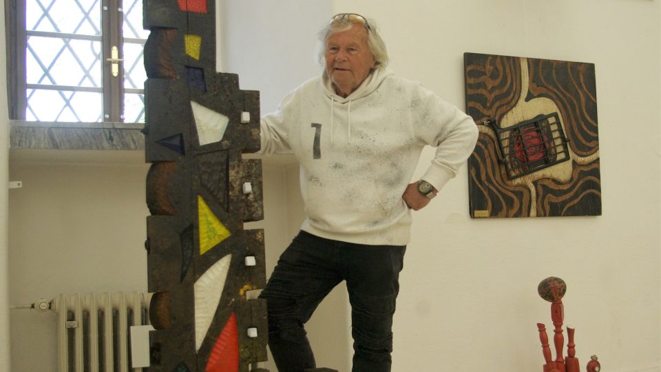 Výtvarník Petr Heber u svého starého ponku, který přetvořil v umělecký objekt