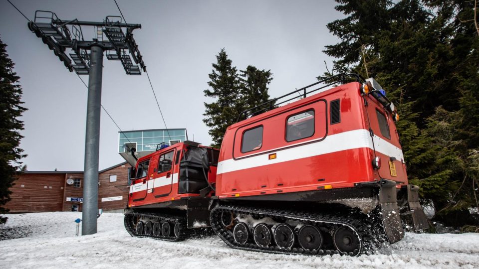 Čeští a polští hasiči cvičili poprvé společnou záchranu osob z lanovky na Sněžku