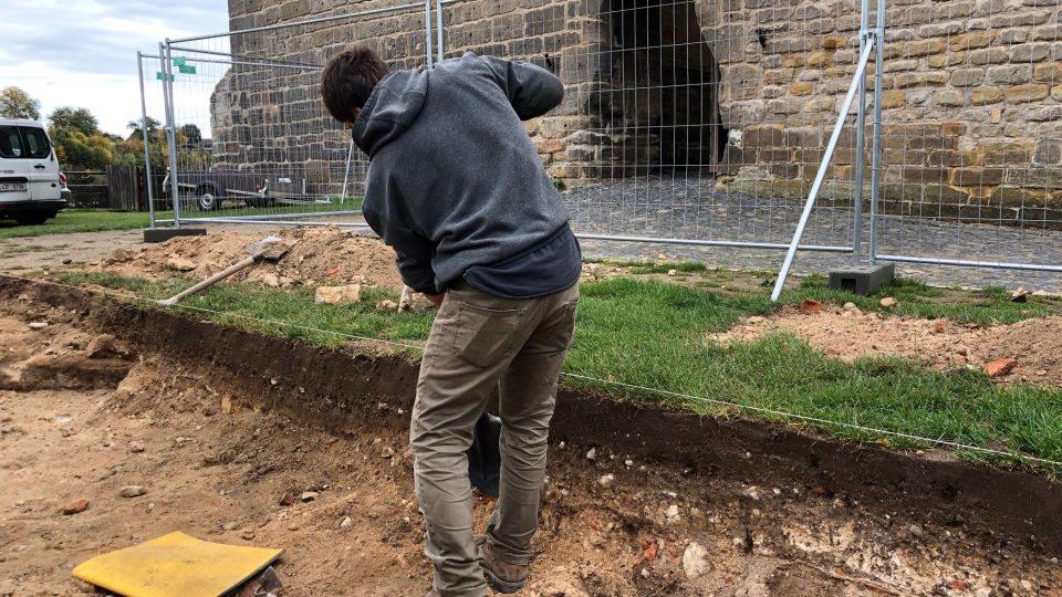 Na hradě Kost na Jičínsku začal archeologický výzkum. Je součástí náročné opravy této památky