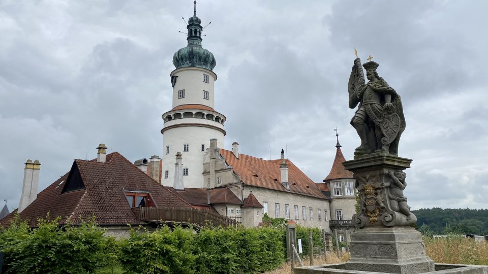 Strahovský klášter sice nemá takovou zámeckou věž, ale právě toto místo se v seriálu co by pražský klášter objevilo hned dvakrát