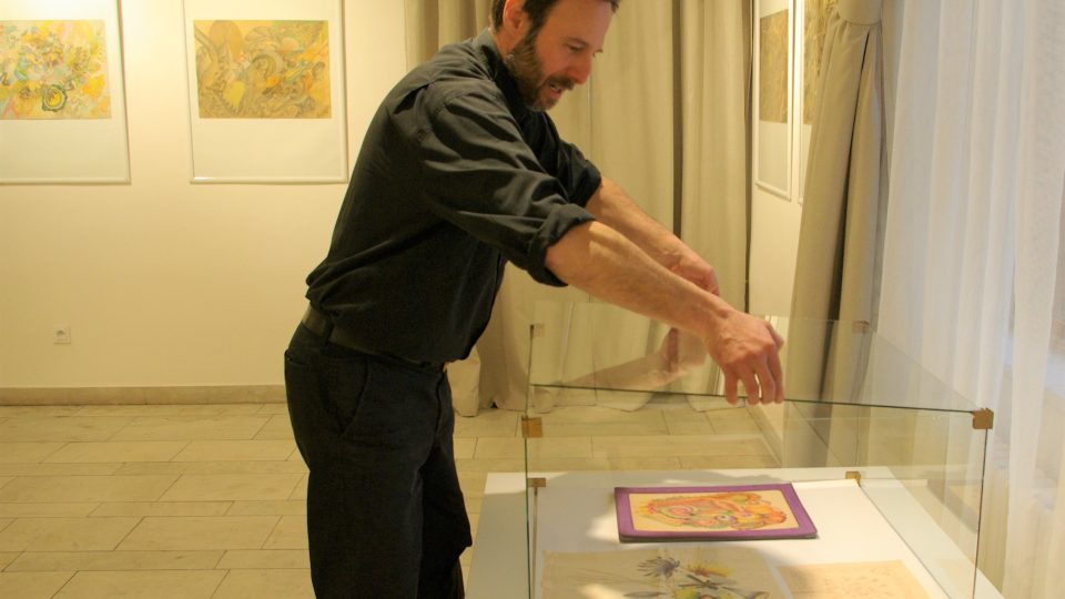 Muzejník Martin Táborský při instalaci výstavy Co to kreslí ruka má?