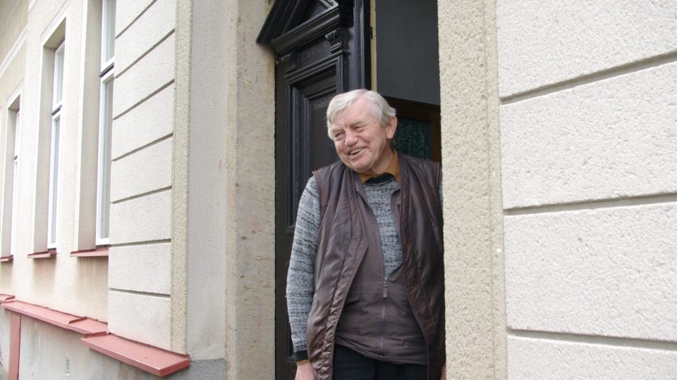 Laskavý a usměvavý probošt Vladimír Hronek ve dveřích slavoňovské fary