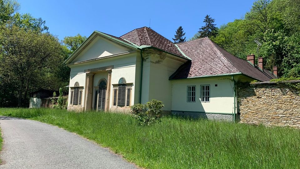 Empírový lovecký pavilon v Ratibořicích čeká na své využití