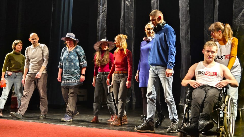 Závěr divadelního představení na benefici Apropo