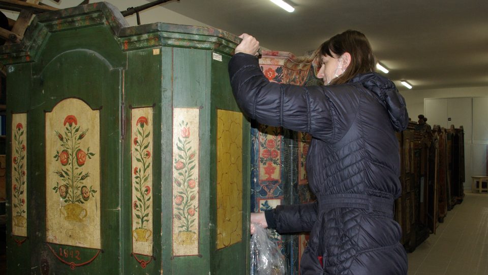 Etnografka RMaG Jičín Hana Macháčková dokončuje instalaci a očištění předmětů v depozitáři