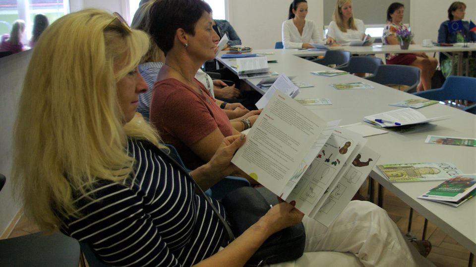 Učitelky mateřských škol z regionu Hořicka se seznamují s logopedickou příručkou určenou rodičům a dětem