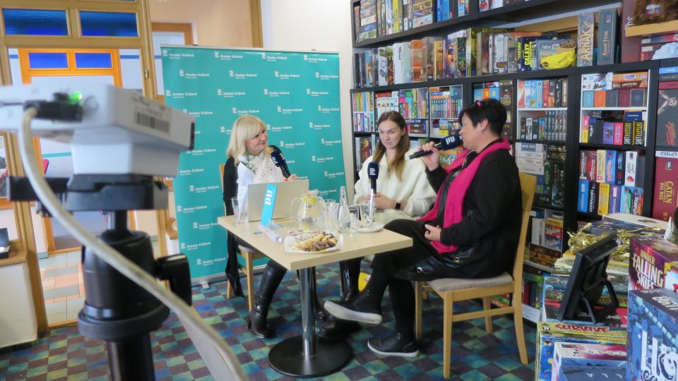 Zpěvačka Kamila Nývltová spolu s maminkou Ivetou jsou hosty Lady Klokočníkové v rozhlasové kavárně
