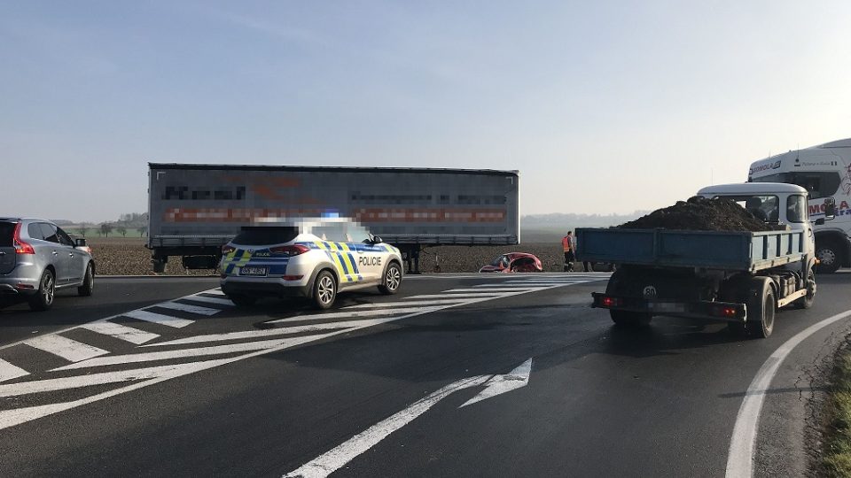 Tragická nehoda osobního a nákladního vozu u Dobrušky