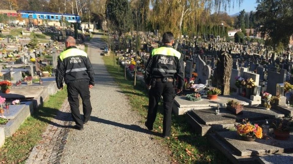 V Dušičkovém období strážníci zvyšují intenzitu kontrol hřbitovů