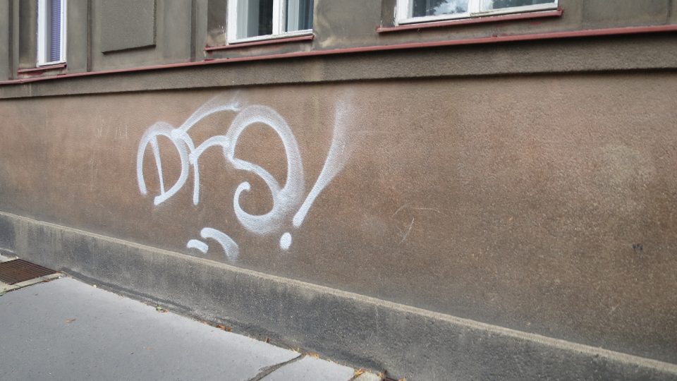 Neznámý pachatel posprejoval přes dvacet bytových domů v centru Hradce Králové