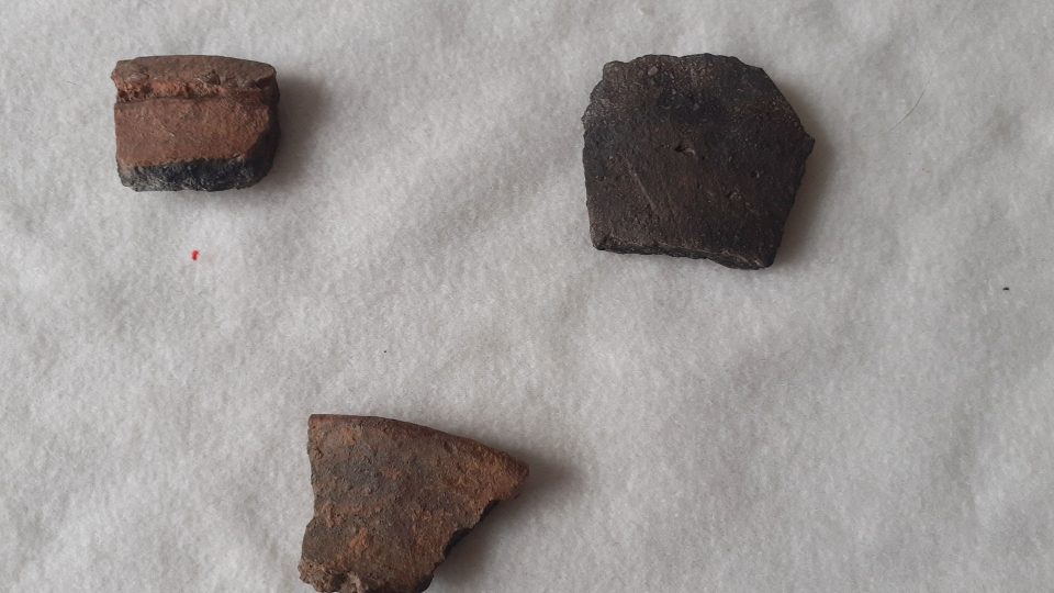 Pozůstatky 700 let staré pece našli archeologové v Dobrušce