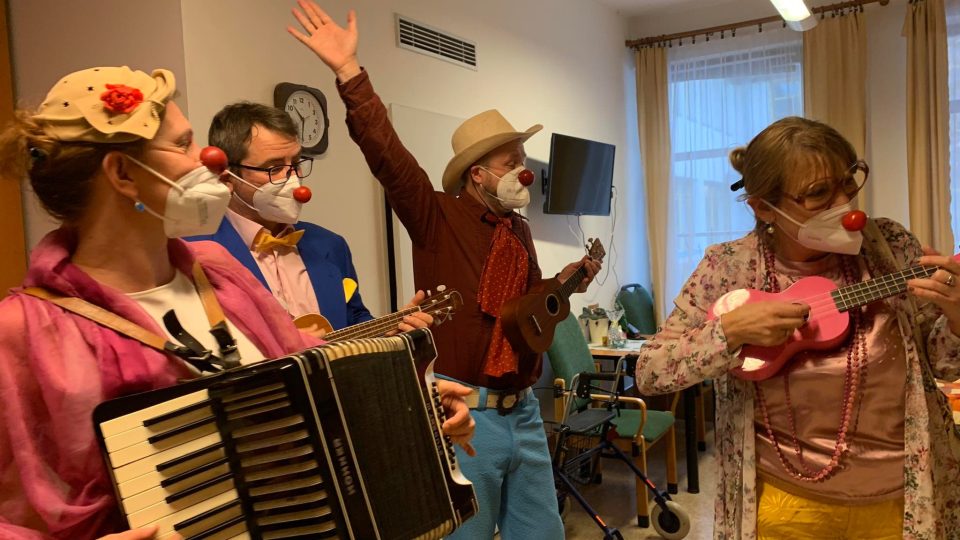 Domov důchodců ve Dvoře Králové nad Labem poprvé navštívili zdravotní klauni