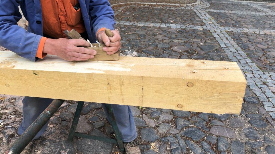 Řemeslníci opravují unikátní klášterní schodiště v Nové Pace