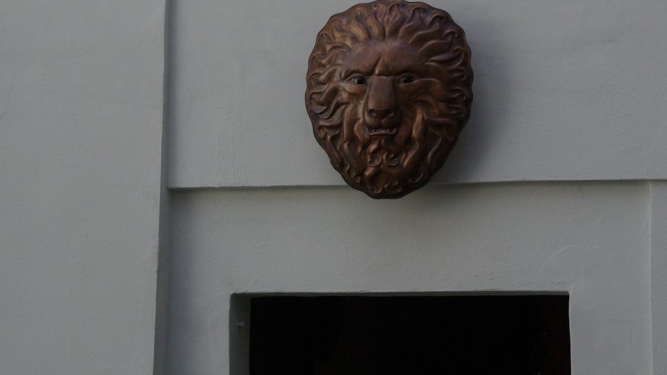 Lví masky v muzeu připomínají výraznou symboliku rodu Valdštejnů