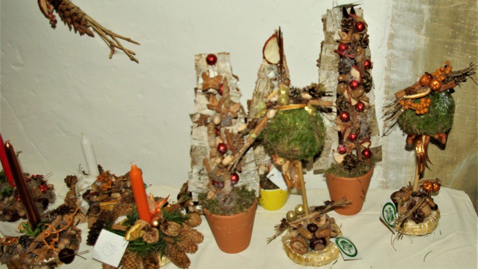 Svícny a stromečky na sváteční výstavě kopidlenských zahradníků