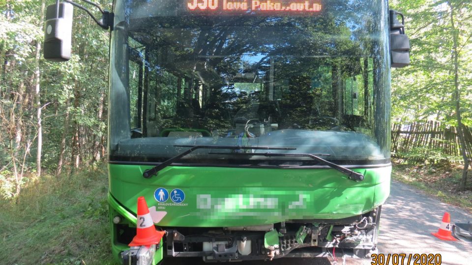 Při srážce osobního vozidla s autobusem na Jičínsku zasahovaly všechny složky IZS