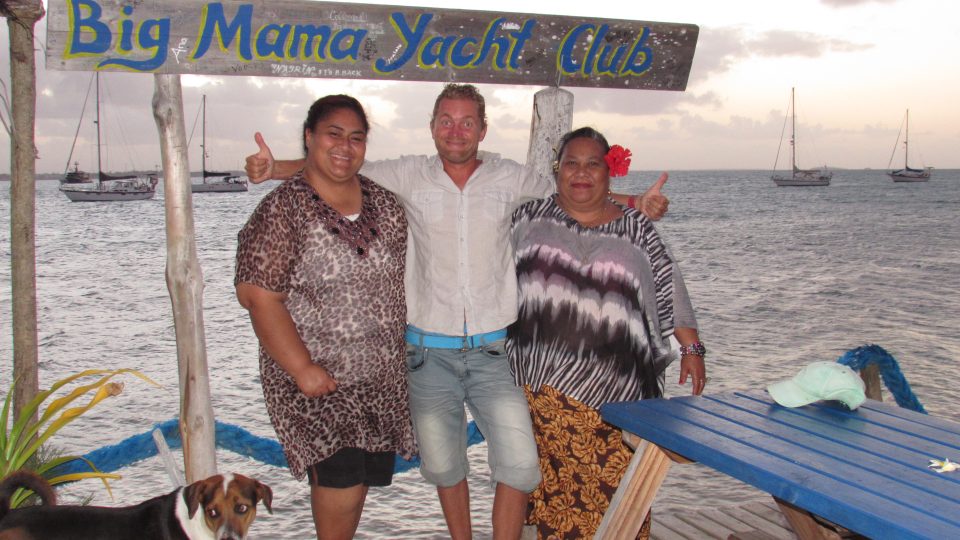 Přátelé Pesi a Big Mama ze souostroví království Tonga