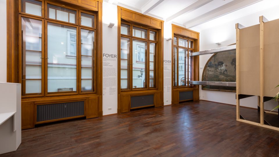 Intervence Za kulisou umělce Dalibora Bači v Galerii moderního umění v Hradci Králové