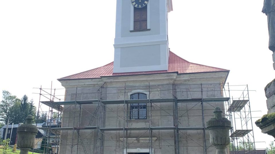 Kostel ve Zdobnici v Orlických horách už několik let opravuje obec. Kdy začne stavba sloužit lidem?