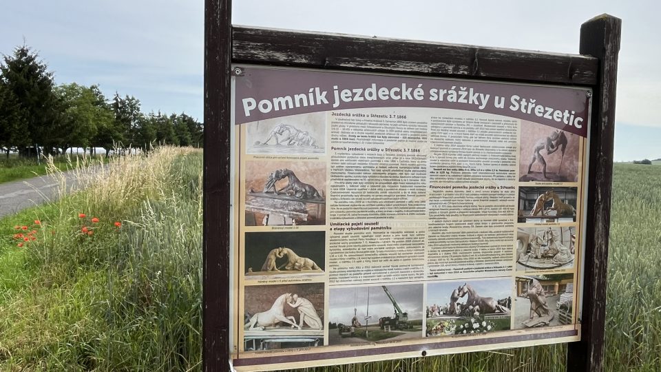 Pomník jezdecké srážky u Střezetic - vzpomínka na bitvu roku 1866 - dílo sochaře Petra Nováka