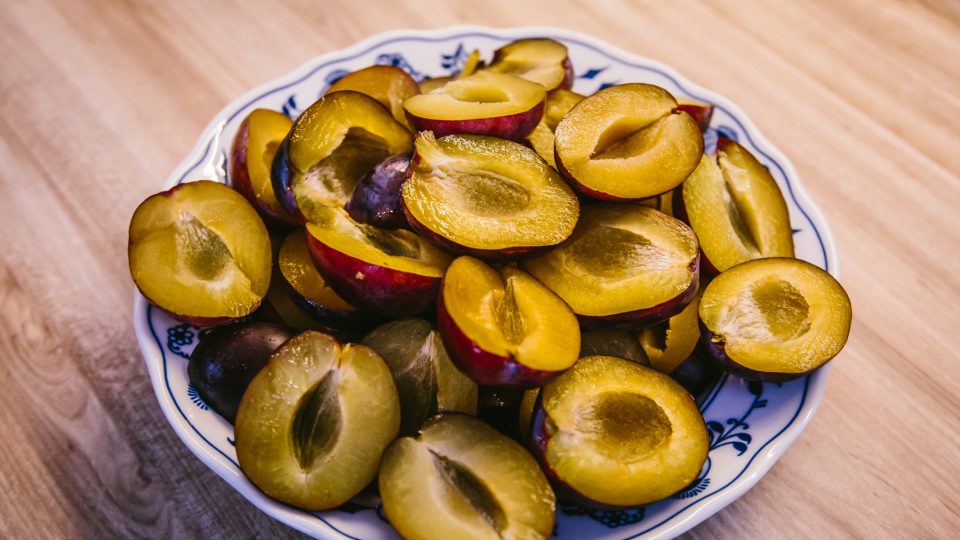 Na koláč budeme potřebovat 1,5 kg švestek