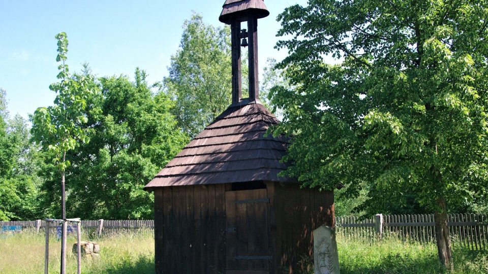 Historicky první stavbou v areálu Podorlického skanzenu Krňovice  je zvonička z podhůří  Orlických hor