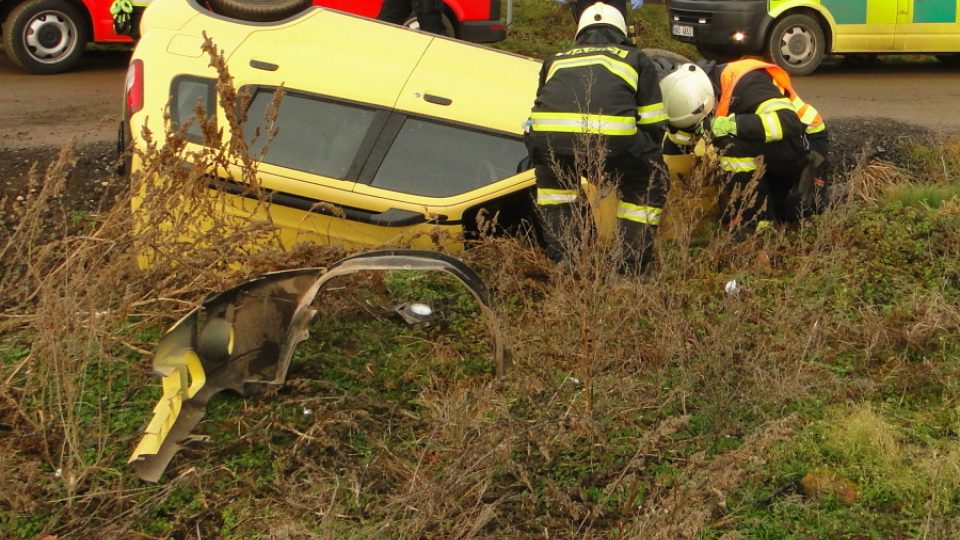 Střet osobního auta a vlaku na přejezdu ve Všestarech. Jeden člověk byl při nehodě zraněn
