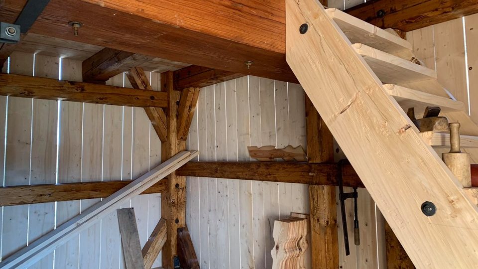 Podorlický skanzen v Krňovicích na Královéhradecku zdobí nová dřevěná stavba větrného mlýna