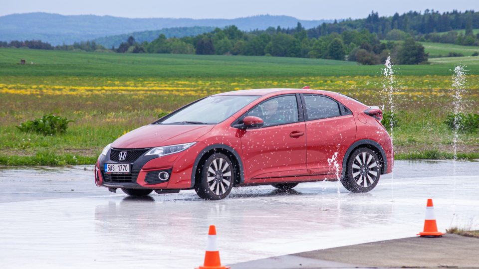 Projekt Jedu s dobou učí už třetím rokem seniory zvládat krizové momenty za volantem automobilu