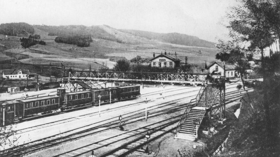 Uzlové nádraží ve Staré Pace mezi lety 1905 až 1911. Na fotografii je patrná ocelová lávka na nástupiště Místní dráhy Sudoměř-Skalsko-Stará Paka, která svému účelu sloužila až do 50. let 20. století