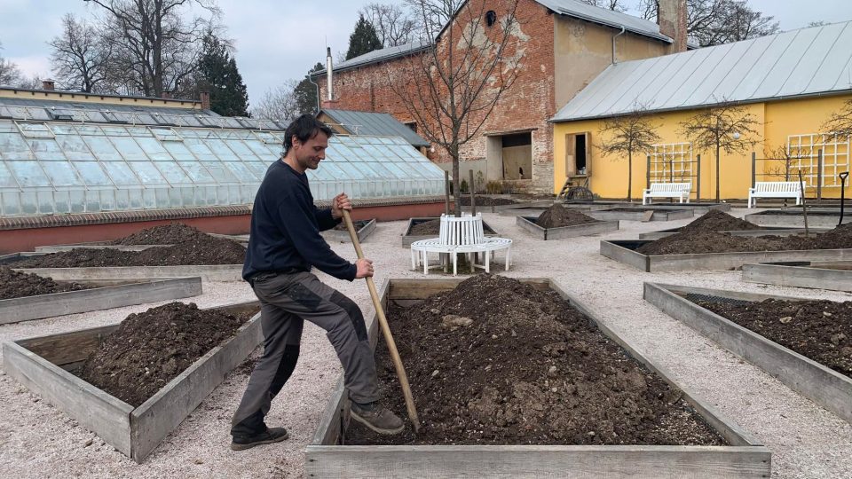 V Domově svatého Josefa v Žirči začala obnova vyhlášené bylinkové zahrady