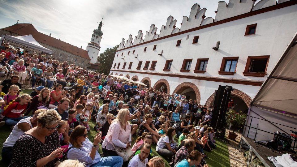 Zaplněné náměstí při koncertě na Festivalu české filmové komedie