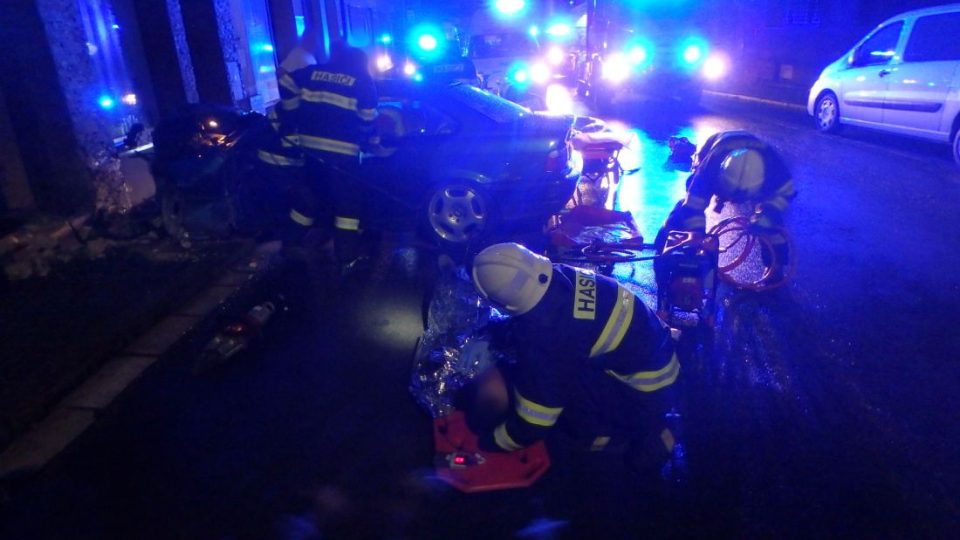 V Hronově havaroval automobil do zdi domu. Při nehodě byly zraněny tři osoby 