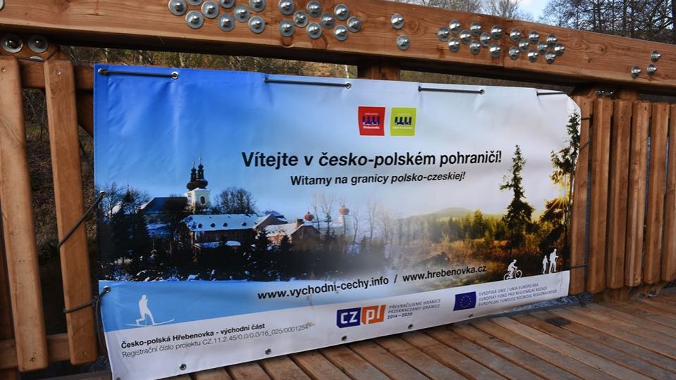 Dřevěná lávka nad Divokou Orlicí v Neratově v Orlických horách spojuje opět Českou republiku s Polskem