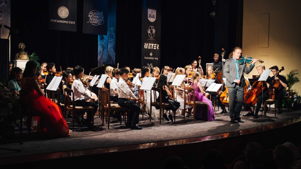 Všichni soutěžící mají možnost zapojit se do smyčcového orchestru, který na koncertu vítězů doprovází Pavla Šporcla