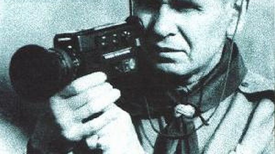 Old skaut Karel Pokorný se svým nejoblíbenějším doplňkem - kamerou
