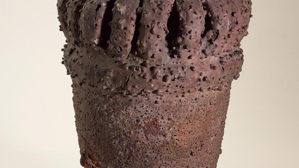 Gotická nádoba s oušky a bublinkovým povrchem patří do tzv. loštické keramiky