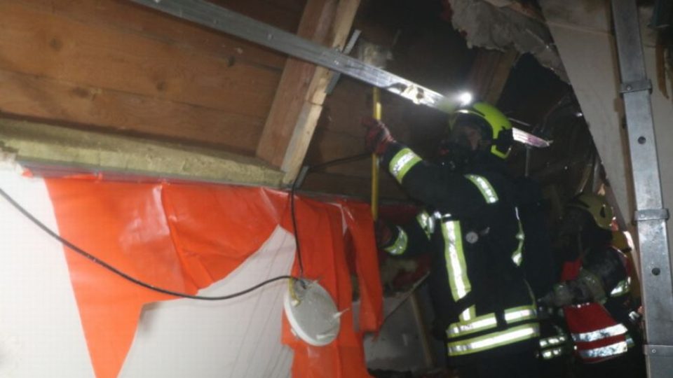 Šest jednotek hasičů likvidovalo požár horské chaty v Horním Maršově