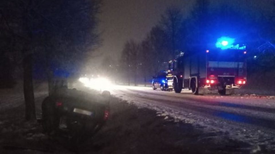 Počasí komplikuje dopravu, hasiči mají napilno - dopravní nehoda Lipovka