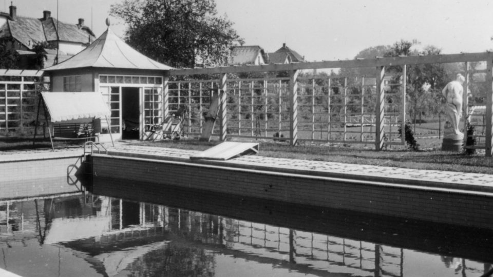 Na místě někdejšího bazénu jsou dnes moderní vodotrysky.jpg