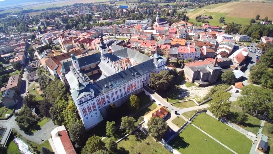 Brožura s tipy na výlety obsahuje místa, kam se turisté dostanou veřejnou dopravou - Broumov | foto: Královéhradecký kraj Brožura s tipy na výlety obsahuje místa, kam se turisté dostanou veřejnou dopravou - Broumov