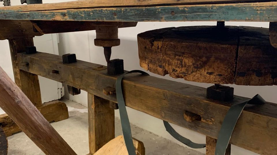 Historické pracovní stoly na broušení drahých kamenů získalo Muzeum Chalupění v Radči u Úpice