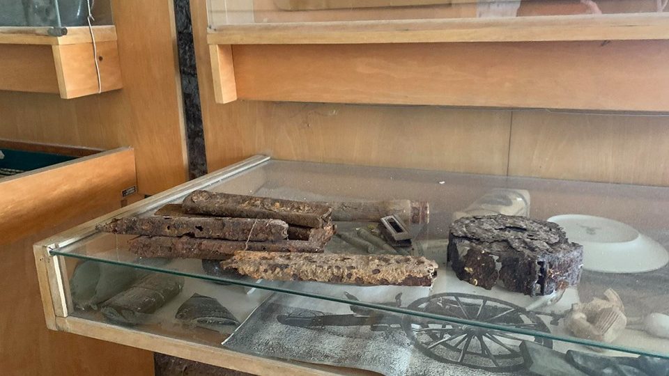 Exponáty ve vojenském muzeu josefovské pevnosti putují do nových vitrín